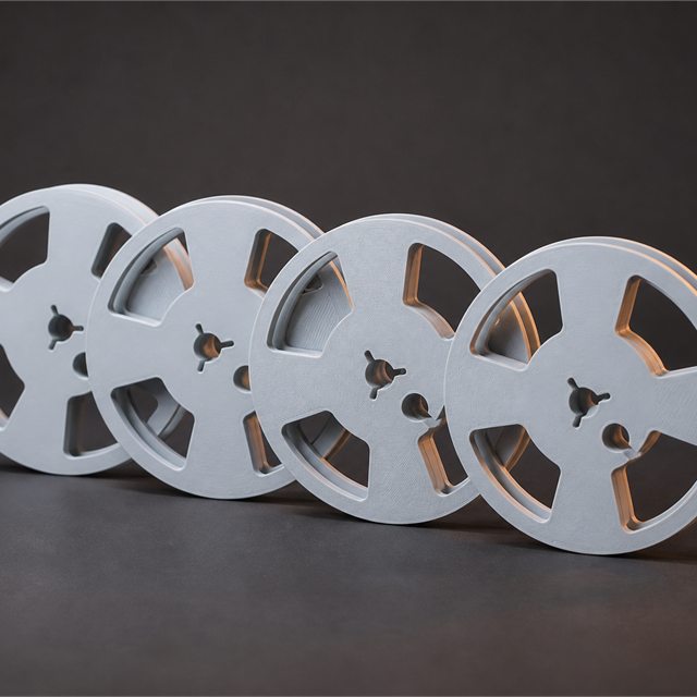 Štirje svetlo sivi 3D-tiskani filmski koluti